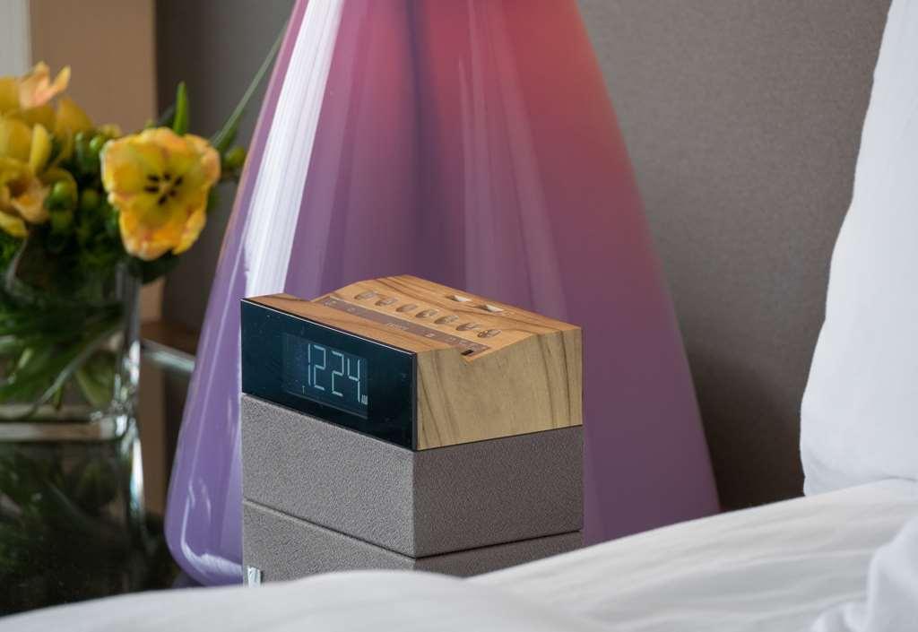 Hotel Murano Tacoma Room photo The new alarm clock